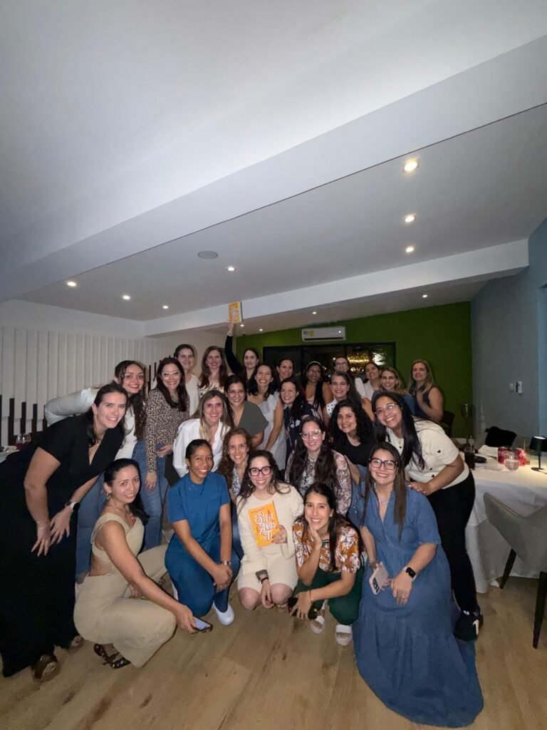 Grupo grande de socias del club reunidas en un restaurante