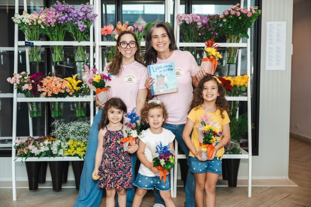 Niñas con ramos de flores durante una actividad del club infantil