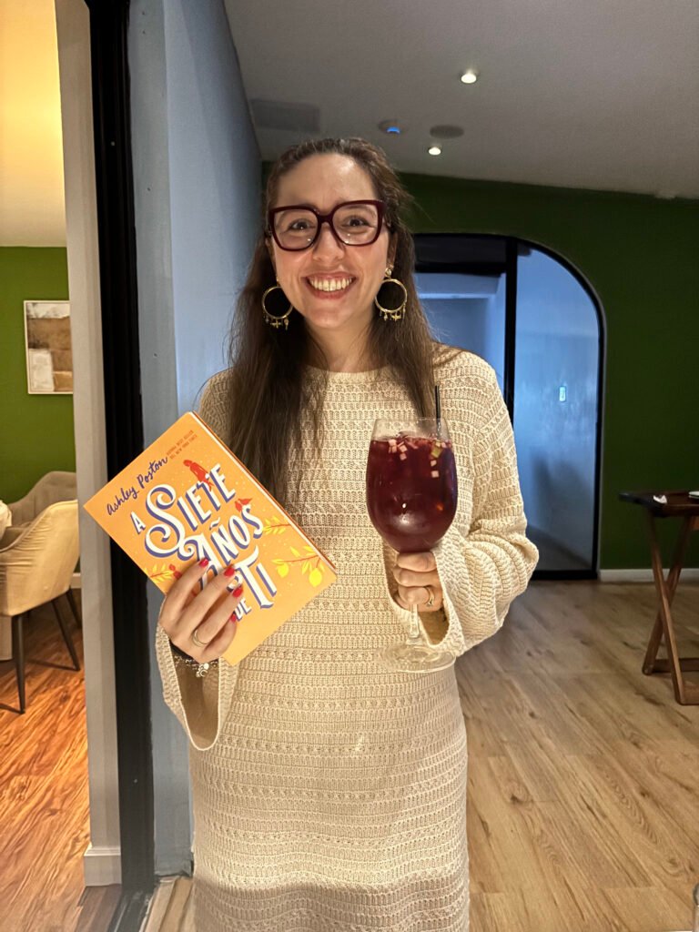 Teacher Ame con el libro del mes