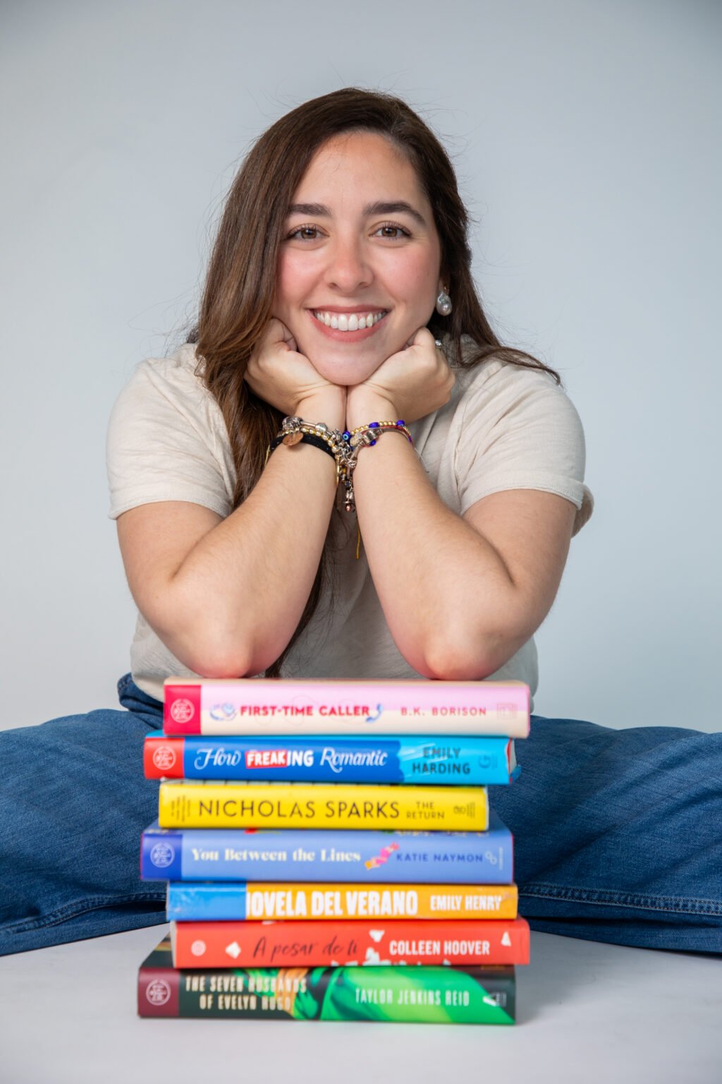 Pila de libros leídos en el club, con Teacher Ame apoyada encima