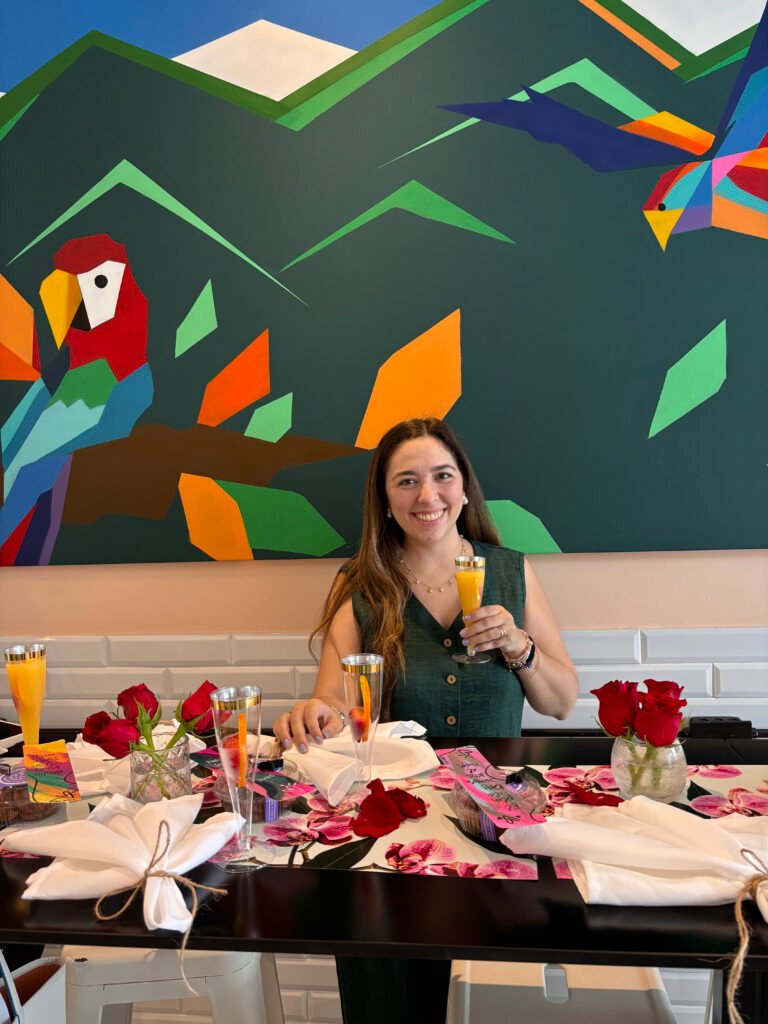 Mesa preparada para un encuentro del club frente a un mural colorido