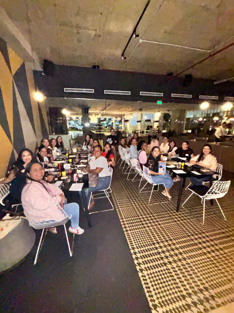 Grupo numeroso de socias en un encuentro presencial